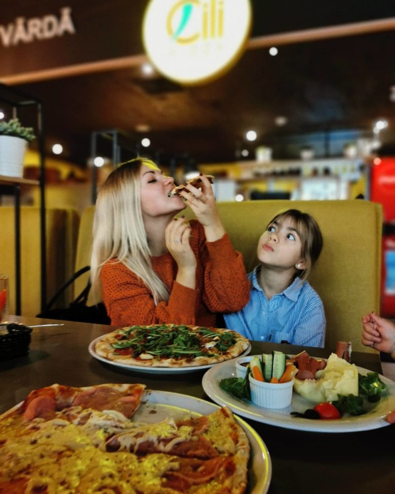 Čili Pizza kampaņas  Čili Pizza šogad veica vairākas kampaņas Promoty platformā, gan atklājot jaunas picērijas, gan svinot savu 20 gadu jubileju. Kampaņās tika veiktas sadarbības ar 5 - 20 influenceriem, kuriem tika piedāvātas bezmaksas picas/ picērijas apmeklējums apmaiņā pret saturu, kurš tiek publicēts influencera Instagram. Čili pica redzamību sociālajos medijos šogad pilnīgi noteikti ieguva!